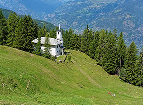 La bianca Chiesa-Eremo di San Grato.