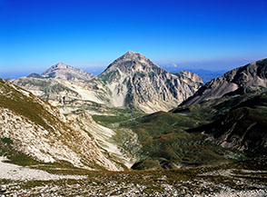 Dal Rifugio Duca degli Abruzzi vista su Campo Pericoli, dove troneggia il Pizzo d&rsquo;Intermesoli.