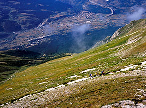 In cammino nei pressi del Passo della Portella, il paese a valle &egrave; Assergi.