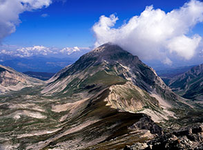 Pizzo d&rsquo;Intermesoli, visto dal Cefalone, mi ricorda un razza che si allontana sul fondale di un mare (abbiamo la Valle Venacquaro a sx e la Val Maone a dx).