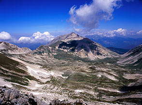 L&rsquo;immenso circo glaciale del Venacquaro (Alto Venacquaro), dietro il quale vediamo Monte Corvo.