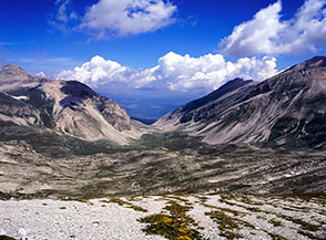 L&rsquo;ampio circo sommitale ed il profilo ad U scoprono l&rsquo;origine glaciale della Valle Venacquaro, chiusa tra Monte Corvo (a sx) e Pizzo d&rsquo;Intermesoli (a dx).