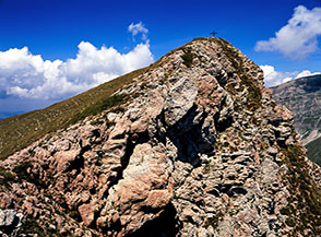 Particolare sulla Parete Est del Pizzo di Camarda, dove la roccia si tinge di rosa.