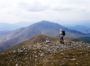 Un tratto della larghissima e piatta cresta che dal Monte Ienca scende al Passo del Belvedere (in lontananza Monte San Franco).