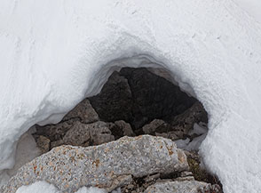 Buco di fusione sul filo della Cresta Sud-Est del Monte Cagno.