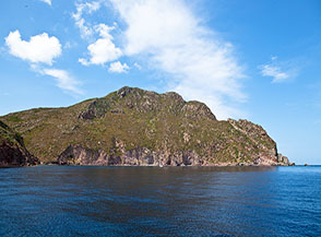 Cala del Ceppo e sulla dx Punta della Civitata a Capraia.