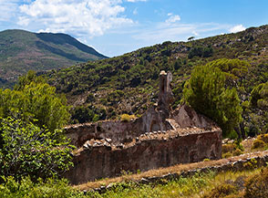 La chiesetta diruta dell&rsquo;Aghiale (Colonia Penale Agricola di Capraia).