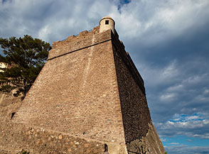 Le possenti mura del Forte San Giorgio all&rsquo;Isola di Capraia (angolo Sud-Ovest).