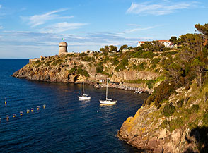 La Torre del Porto all&rsquo;imbocco del porticciolo di Capraia.
