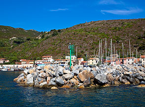 &ldquo;Arrivederci Capraia&ldquo; (all&rsquo;uscita dal porticciolo).