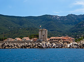 Torre degli Appiani al porto di Marciano Marina.