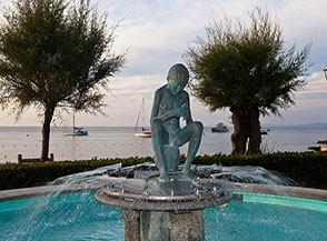 &ldquo;Il bambino con il pesce&ldquo; (lungomare di Marciano Marina).