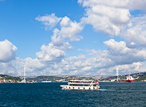 Vista sul Ponte Bosforo che congiunge la Istanbul europea con quella asiatica (sulla dx).