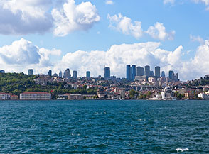 Vista dal Bosforo della Istanbul europea con i suoi numerosi grattacieli.
