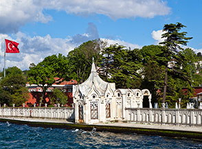 Uno degli eleganti ingressi dal mare del Palazzo di Beylerbeyi sulla riva asiatica del Bosforo.