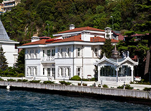 Una delle preziose ville di Istanbul che si affacciano sulla riva asiatica del Bosforo.