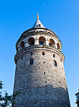 Ai piedi della Torre Galata a Istanbul.