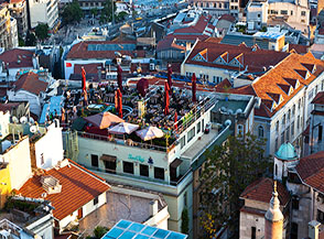 Particolare su una terrazza-bar nei pressi del Ponte Galata.