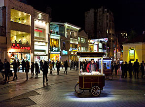 Venditore di caldarroste nella Istiklal Caddesi, la via pi&ugrave; rinomata di Istanbul.
