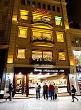 Luci e colori di Istiklal Cadddesi a Istanbul.