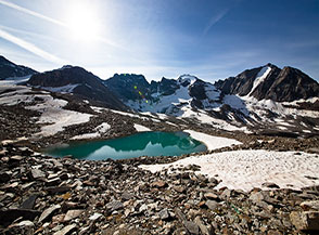 Uno dei due Laghetti ai piedi della Croda di Cengles, sullo sfondo a dx Cima Vertana.