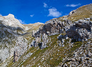 Le formazioni rocciose che s&rsquo;incontrano entrando sul fianco del Vallone di Vradda.