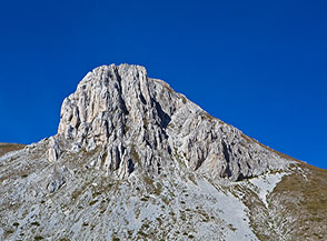 La sommit&agrave; del Monte Camicia vista da est.