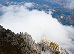 Scorcio su una costola rocciosa che si stacca dalla Cresta Nord del Dente del Lupo.