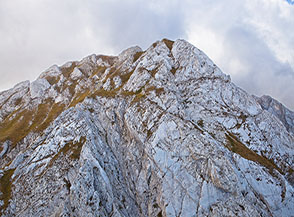 Vista sul versante settentrionale della Cresta Est del Camicia che guarda il Dente del Lupo.