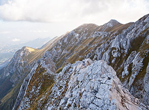 La sottile cresta sulla cima del Dente del Lupo.
