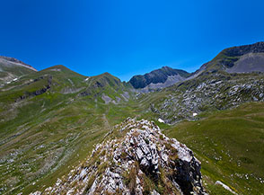 Panorama verso est dal Dente del Pastore, sullo sfondo a sx Cima del Venacquaro e Cima Falasca.