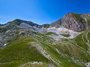 Il circo glaciale in Alta Val Chiarino racchiuso fra Cima di Iaccio del Vaduccio (a sx) e Pizzo di Camarda.