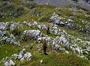 Cercando la via nel selvaggio paesaggio ai piedi della Cresta Nord di Cima di Iaccio di Vaduccio.