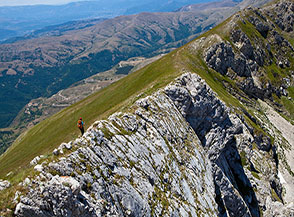 Sul filo della bellissima cresta che collega Cima di Iaccio del Vaduccio con Pizzo di Camarda con vista sulla Valle del Vasto.
