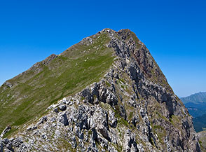Ai piedi della ripida Cresta Est di Pizzo di Camarda.