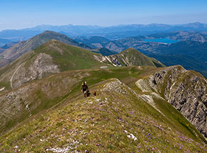 L&rsquo;arrivo in vetta della Cresta Nord-Ovest del Pizzo di Camarda, sullo sfondo il Lago di Campotosto.