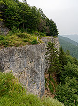 Scorcio sulla falesia all&rsquo;inizio del Sentiero della Forra del Lupo.