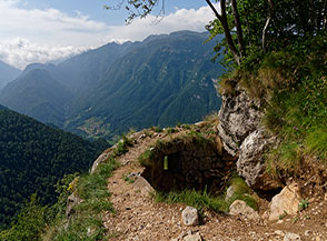 Postazione di mitragliatrice della Grande Guerra sul Sentiero della Forra del Lupo.