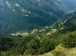 Affaccio sulla Valle del Terragnolo (Piazza e le sue frazioni) dal Sentiero della Forra del Lupo.