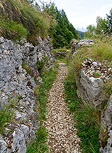 Trincea austriaca della Grande Guerra alla Forra del Lupo.