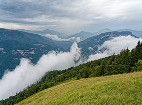 Vista a valle salendo verso Dosso del Sommo.