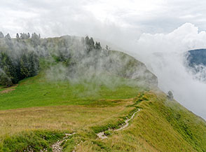 I prati di Smelzar in vista del Dosso del Sommo.