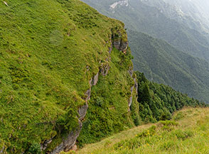 Scorcio sui ripidi fianchi del Dosso del Sommo.