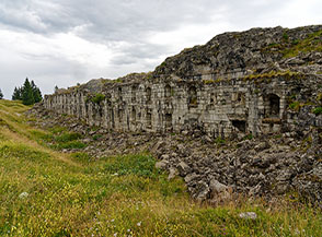 I ruderi del pi&ugrave; importante forte austriaco sugli Altipiani nella Grande Guerra: il Forte Dosso del Sommo.