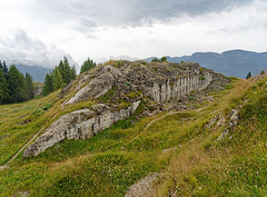 La cima del Dosso del Sommo con i ruderi dell&rsquo;imponente forte austriaco della Grande Guerra.