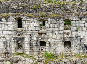 Particolare della facciata del Forte Dosso del Sommo, originariamente costruito su tre livelli.