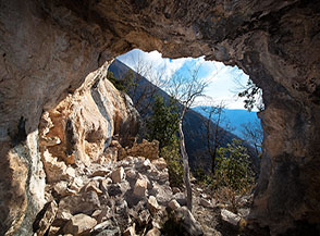 Scorcio dalla piccola grotta dell&rsquo;Eremo di San Leonardo.