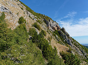 Scorcio di paesaggio lungo la faticosa salita all&rsquo;Eremo di Sant&rsquo;Angelo.