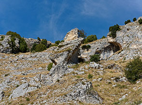 La montagna che domina Lama dei Peligni &egrave; ricca di scenografiche formazioni rocciose.