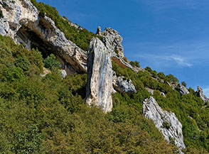 La bellissima &ldquo;fiamma di pietra&ldquo; a monte della quale si trova la Grotta-Eremo di Sant&rsquo;Angelo.